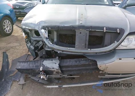 2005 Lincoln Town Car Signature Limited z USA, uszkodzony, nr VIN 1LNHM82W25Y612132